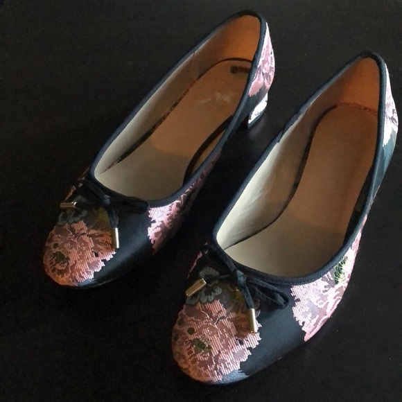 Beautiful  flowered embroidered flats 🌺🌸🌺 - Picture 1 of 4